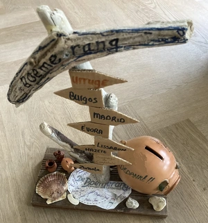 creatie, samengesteld uit gevonden en gekochte spullen tijdens de reis